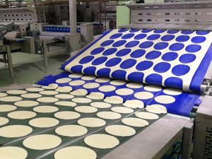 Ротационный разделочный стол с устройством возврата тестовых обрезков 
